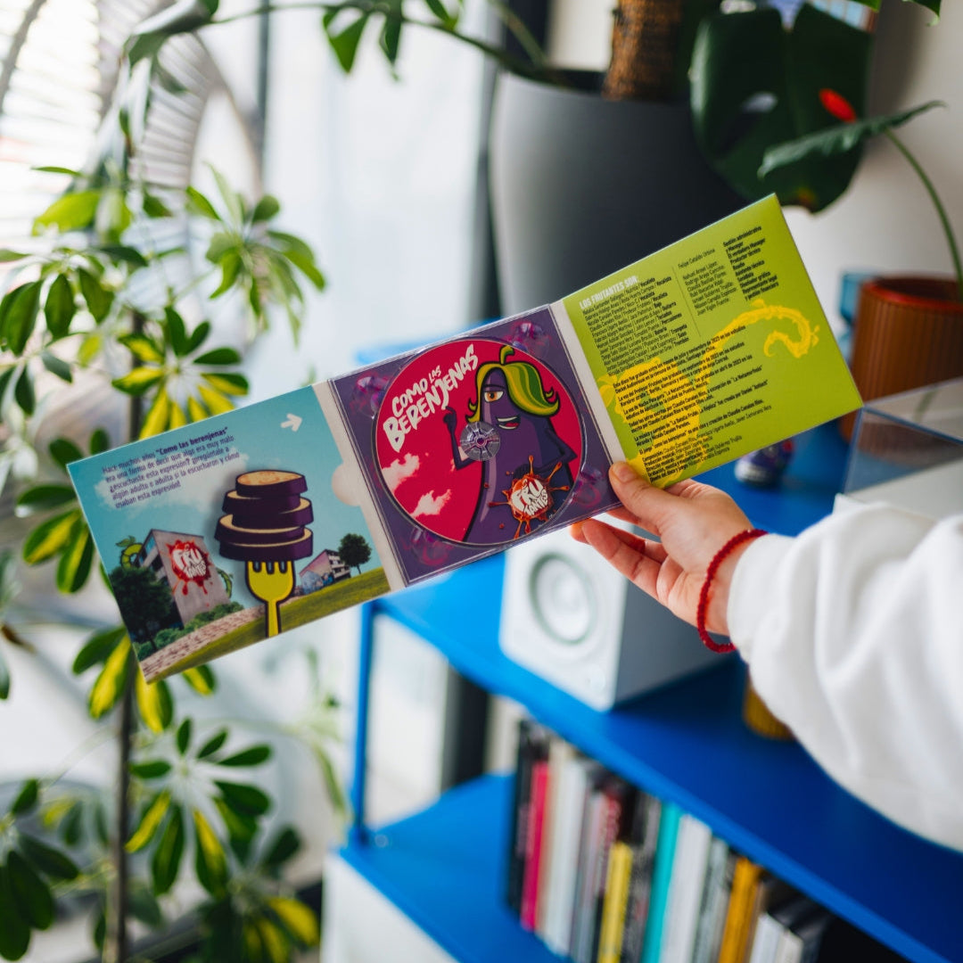 En el interior de nuestro disco encontrarás inserto el divertido juego de mesa, el CD del álbum y la lista de nuestros integrantes.