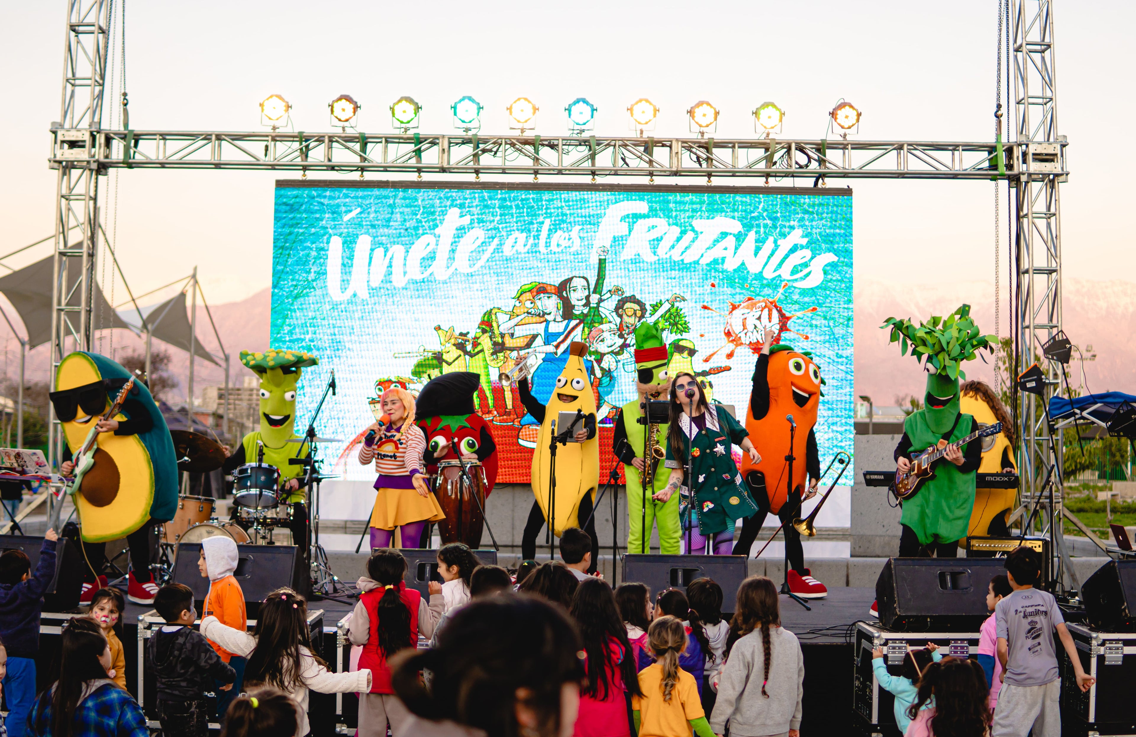 Compartiendo nuestra música con las infancias de San Joaquín y todo Santiago. Únete a Los Frutantes, la mejor banda de rock infantil.